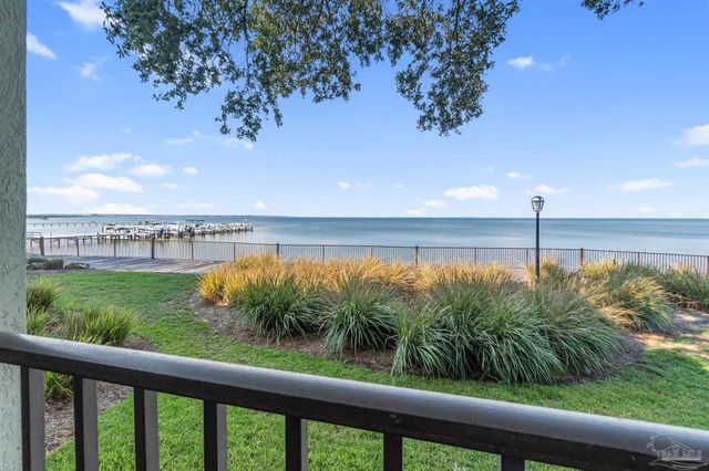 70 Baybridge Dr, Gulf Breeze, FL 32561