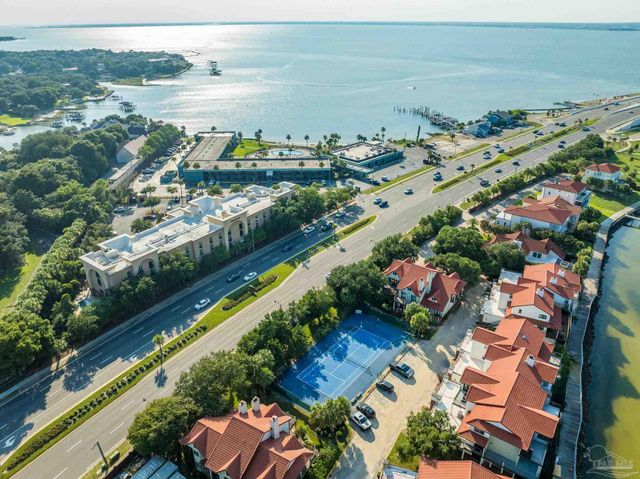 70 Baybridge Dr, Gulf Breeze, FL 32561