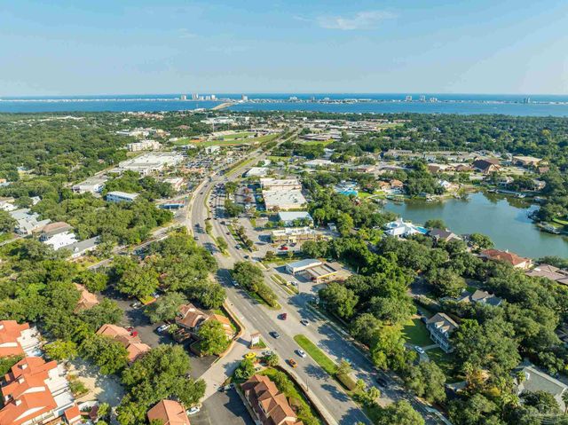70 Baybridge Dr, Gulf Breeze, FL 32561