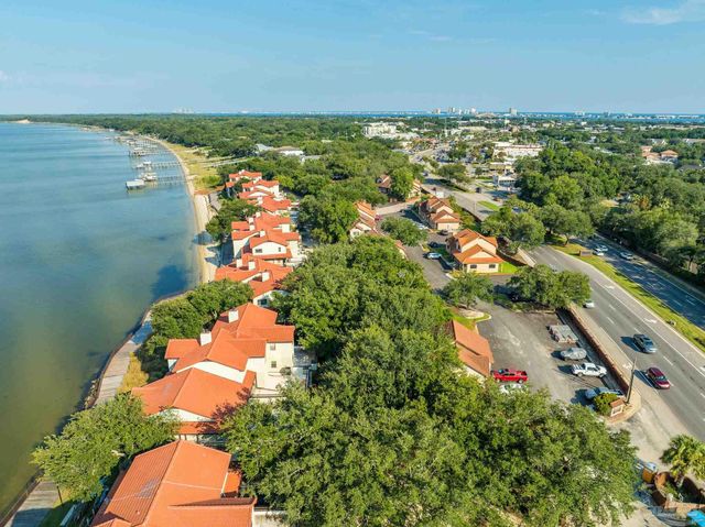 70 Baybridge Dr, Gulf Breeze, FL 32561