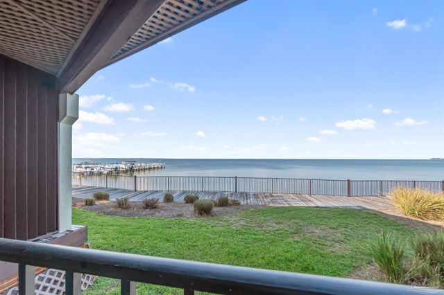 70 Baybridge Dr, Gulf Breeze, FL 32561