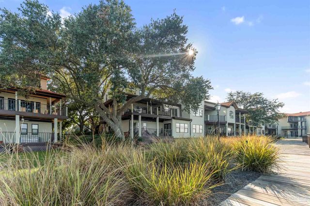 70 Baybridge Dr, Gulf Breeze, FL 32561