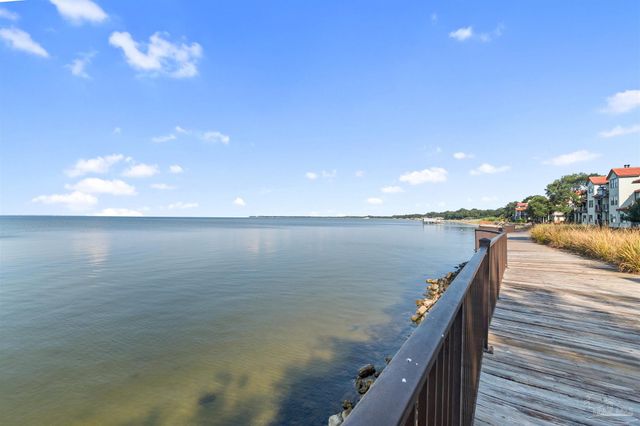 70 Baybridge Dr, Gulf Breeze, FL 32561