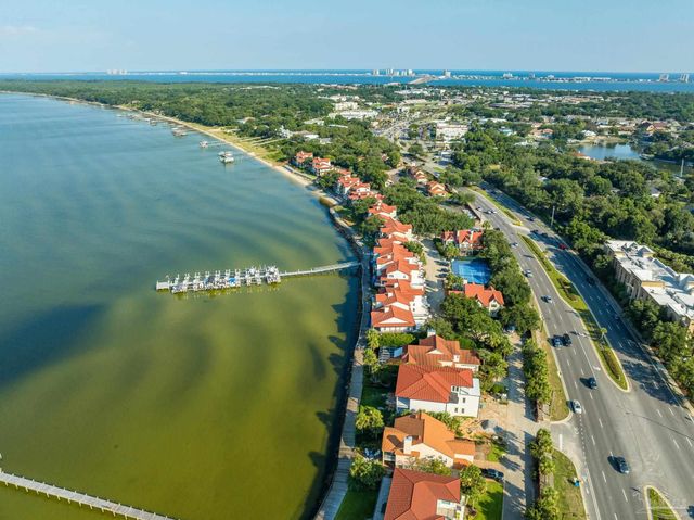 70 Baybridge Dr, Gulf Breeze, FL 32561