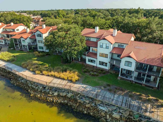 70 Baybridge Dr, Gulf Breeze, FL 32561