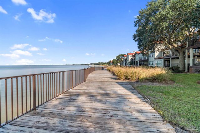 70 Baybridge Dr, Gulf Breeze, FL 32561