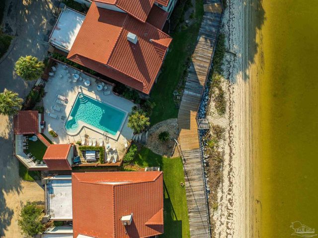 70 Baybridge Dr, Gulf Breeze, FL 32561