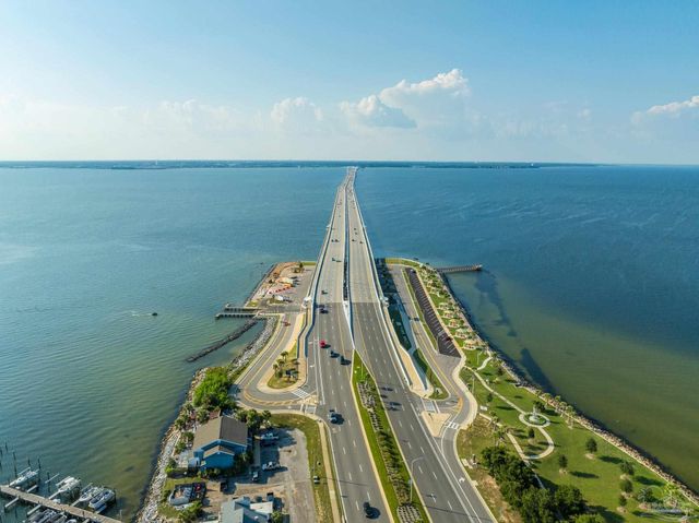 70 Baybridge Dr, Gulf Breeze, FL 32561