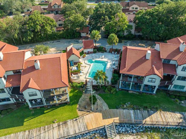 70 Baybridge Dr, Gulf Breeze, FL 32561