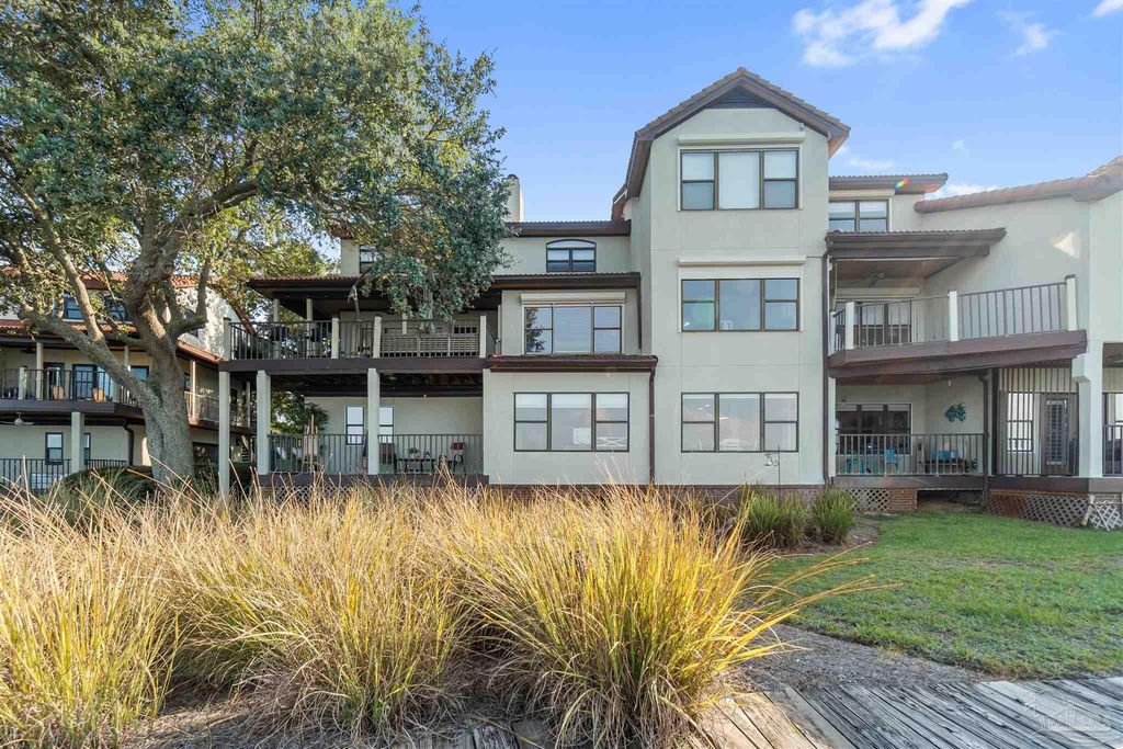 70 Baybridge Dr, Gulf Breeze, FL 32561