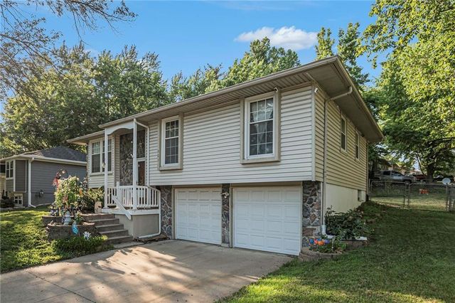 921 NE Locust Drive, Blue Springs, MO 64014