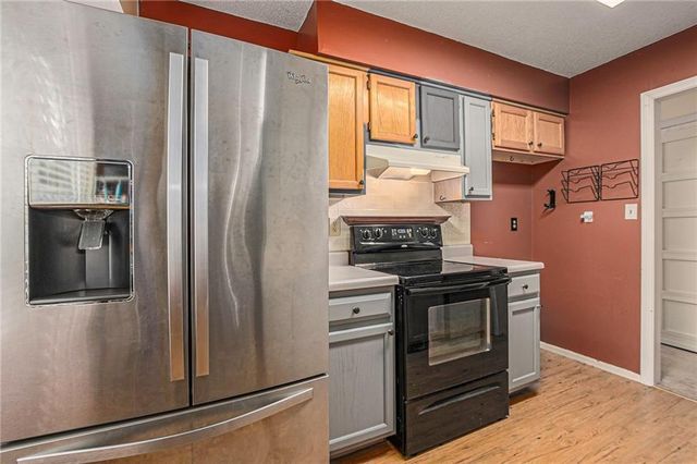 921 NE Locust Drive, Blue Springs, MO 64014