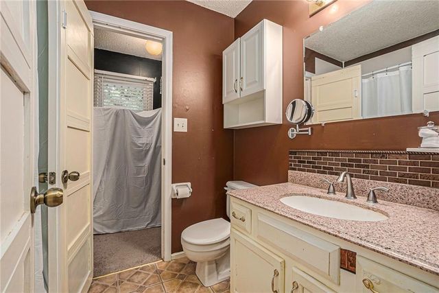 921 NE Locust Drive, Blue Springs, MO 64014