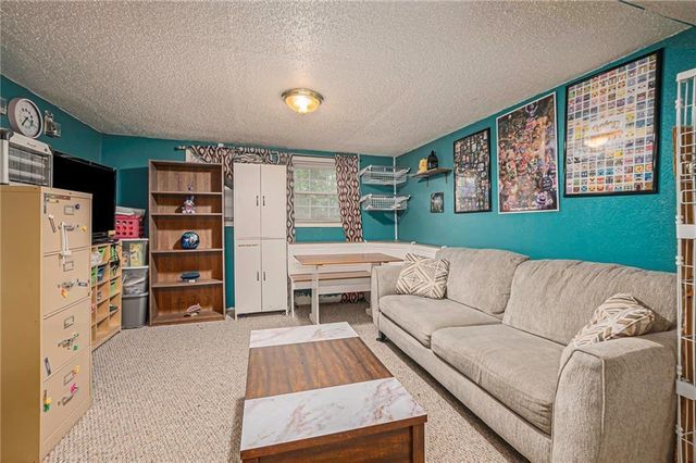 921 NE Locust Drive, Blue Springs, MO 64014