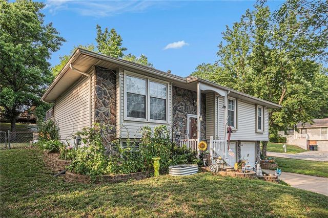 921 NE Locust Drive, Blue Springs, MO 64014