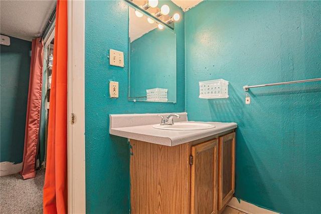 921 NE Locust Drive, Blue Springs, MO 64014