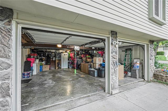 921 NE Locust Drive, Blue Springs, MO 64014