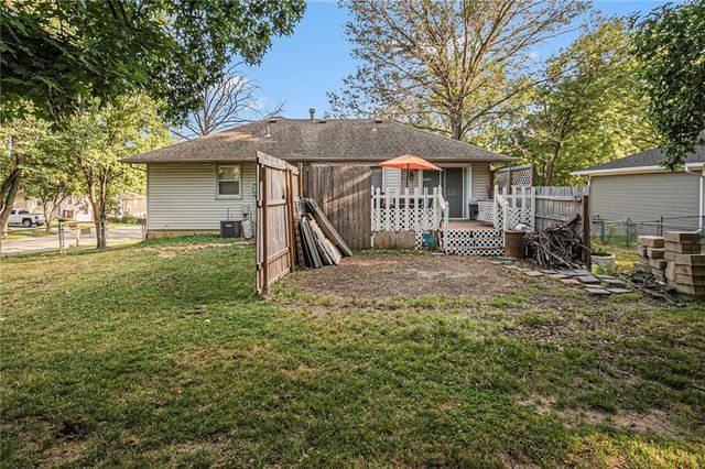 921 NE Locust Drive, Blue Springs, MO 64014