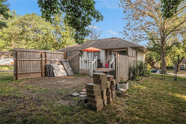 921 NE Locust Drive, Blue Springs, MO 64014