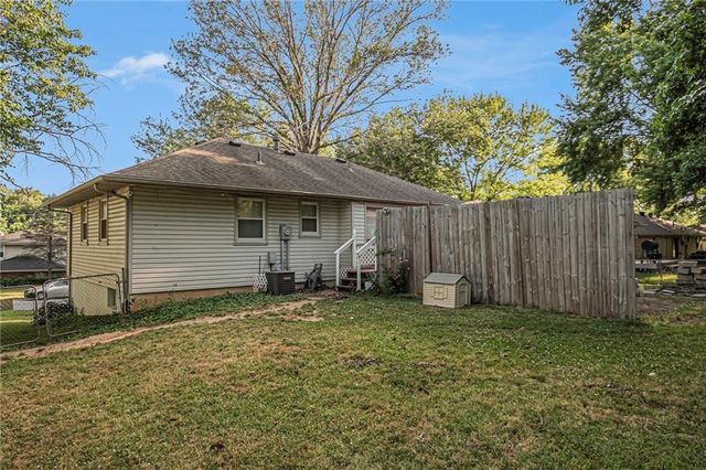 921 NE Locust Drive, Blue Springs, MO 64014