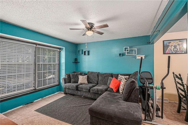 921 NE Locust Drive, Blue Springs, MO 64014