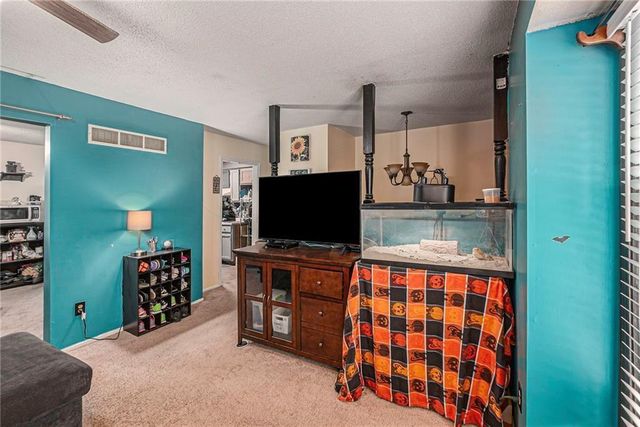 921 NE Locust Drive, Blue Springs, MO 64014