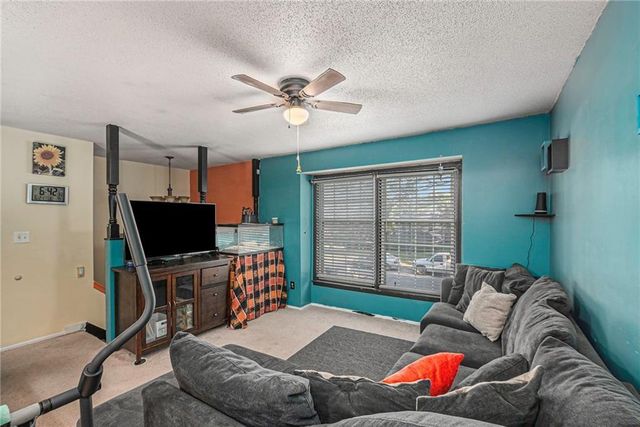 921 NE Locust Drive, Blue Springs, MO 64014