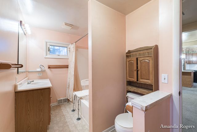 926 E Main Street SE, Lowell, MI 49331