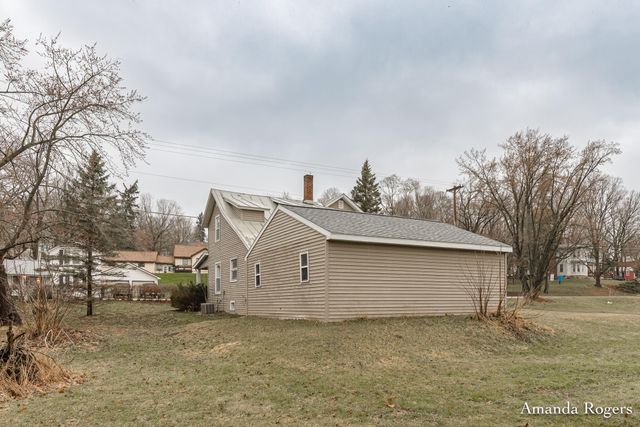 926 E Main Street SE, Lowell, MI 49331