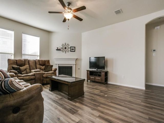 512 Anchor Way, Crowley, TX 76036