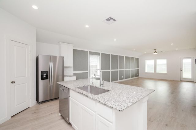 1035 Vista Pointe Drive, Fresno, TX 77545