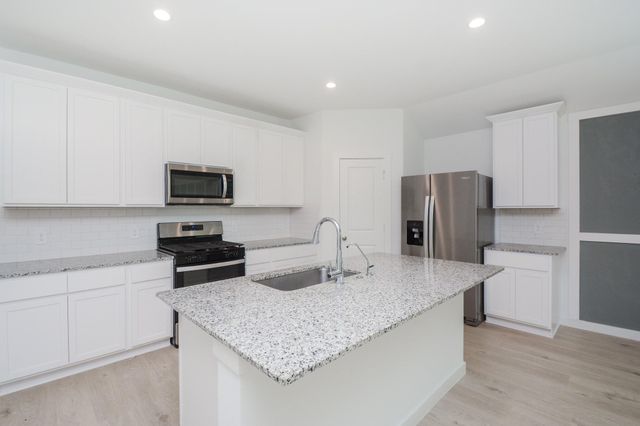 1035 Vista Pointe Drive, Fresno, TX 77545