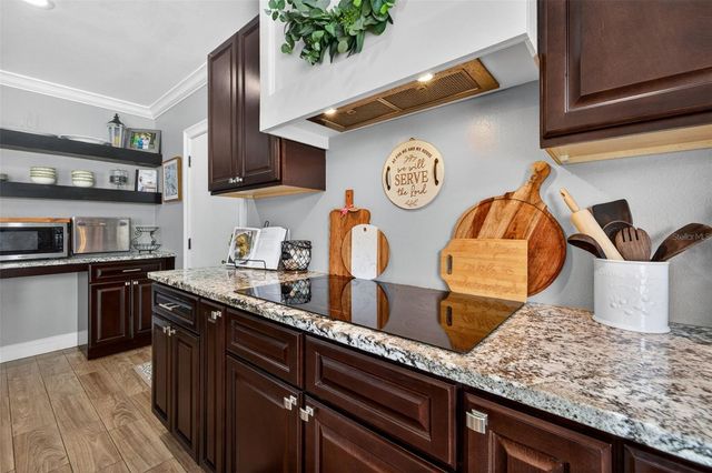 712 S OAKWOOD AVENUE, Brandon, FL 33511