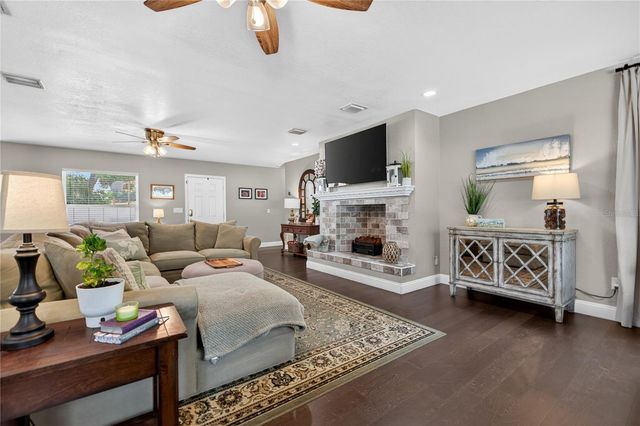 712 S OAKWOOD AVENUE, Brandon, FL 33511