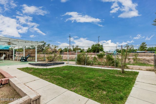 8010 E 18th Place, Tucson, AZ 85710