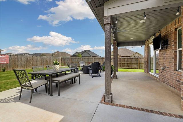 1050 Fair Oaks Street, Tontitown, AR 72762