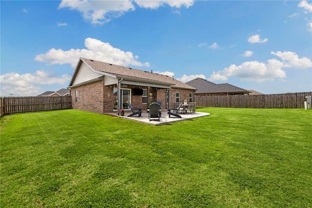 1050 Fair Oaks Street, Tontitown, AR 72762