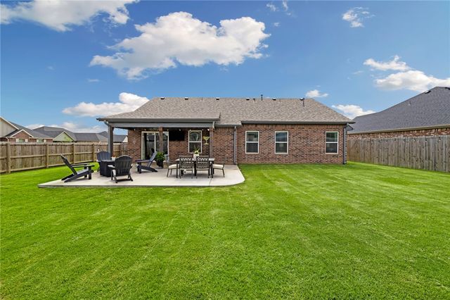 1050 Fair Oaks Street, Tontitown, AR 72762