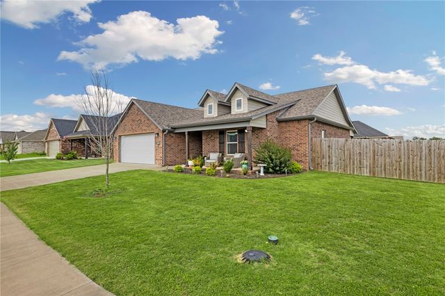 1050 Fair Oaks Street, Tontitown, AR 72762