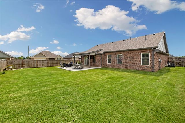 1050 Fair Oaks Street, Tontitown, AR 72762