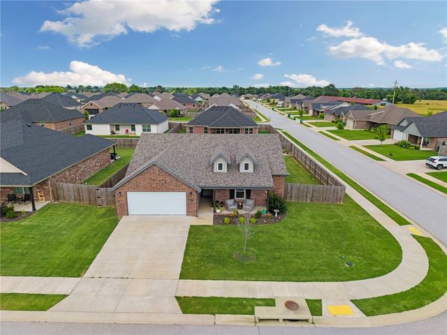 1050 Fair Oaks Street, Tontitown, AR 72762
