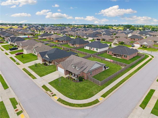 1050 Fair Oaks Street, Tontitown, AR 72762