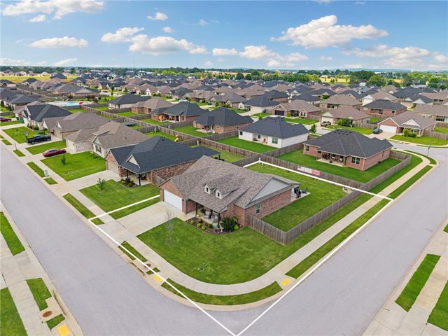 1050 Fair Oaks Street, Tontitown, AR 72762