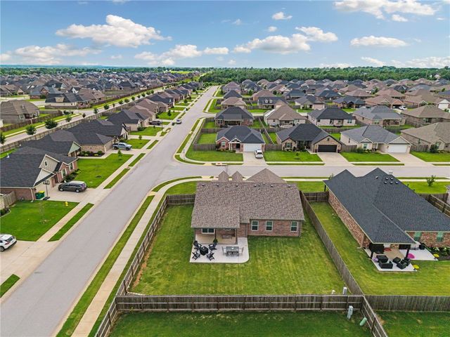 1050 Fair Oaks Street, Tontitown, AR 72762