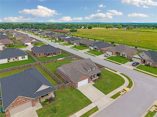 1050 Fair Oaks Street, Tontitown, AR 72762