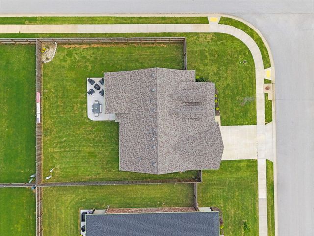 1050 Fair Oaks Street, Tontitown, AR 72762