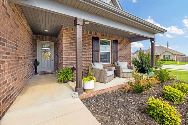 1050 Fair Oaks Street, Tontitown, AR 72762