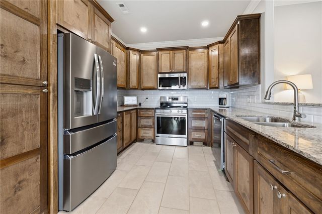 1050 Fair Oaks Street, Tontitown, AR 72762