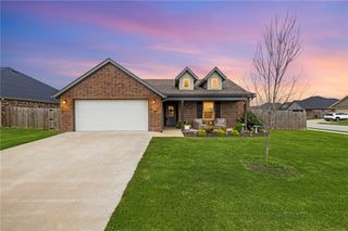 1050 Fair Oaks Street, Tontitown, AR 72762