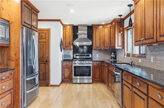 16248 W Briarwood Court, Olathe, KS 66062